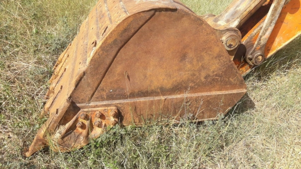 HITACHI EX 200-2 บอดี้สวยเดิมๆพร้อมใช้งานได้เลย เอกสารเล่มทะเบียนครบ ช่วงล่างเเน่น โซ่ใบสภาพเต็มดีประมาณ 70\% พร้อมใช้งาน