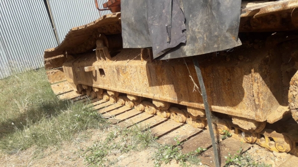 HITACHI EX 200-2 บอดี้สวยเดิมๆพร้อมใช้งานได้เลย เอกสารเล่มทะเบียนครบ ช่วงล่างเเน่น โซ่ใบสภาพเต็มดีประมาณ 70\% พร้อมใช้งาน