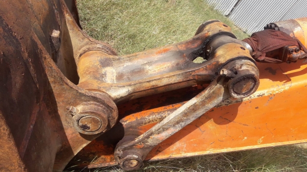 HITACHI EX 200-2 บอดี้สวยเดิมๆพร้อมใช้งานได้เลย เอกสารเล่มทะเบียนครบ ช่วงล่างเเน่น โซ่ใบสภาพเต็มดีประมาณ 70\% พร้อมใช้งาน