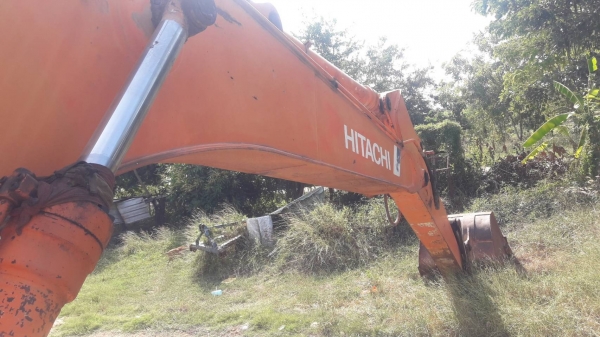 HITACHI EX 200-2 บอดี้สวยเดิมๆพร้อมใช้งานได้เลย เอกสารเล่มทะเบียนครบ ช่วงล่างเเน่น โซ่ใบสภาพเต็มดีประมาณ 70\% พร้อมใช้งาน