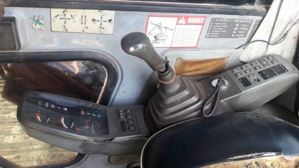 HITACHI EX 200-2 บอดี้สวยเดิมๆพร้อมใช้งานได้เลย เอกสารเล่มทะเบียนครบ ช่วงล่างเเน่น โซ่ใบสภาพเต็มดีประมาณ 70\% พร้อมใช้งาน