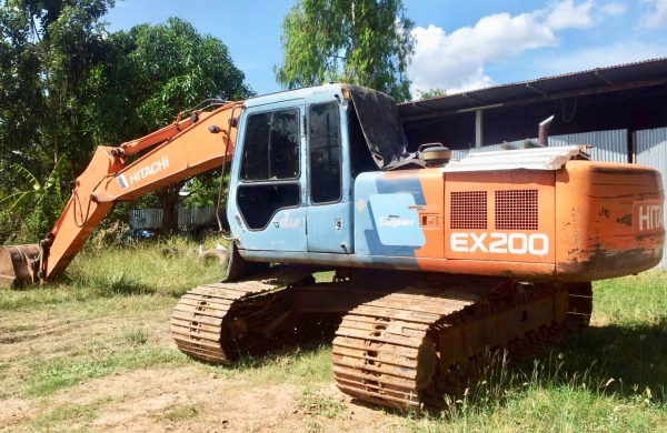 HITACHI EX 200-2 บอดี้สวยเดิมๆพร้อมใช้งานได้เลย เอกสารเล่มทะเบียนครบ ช่วงล่างเเน่น โซ่ใบสภาพเต็มดีประมาณ 70\% พร้อมใช้งาน