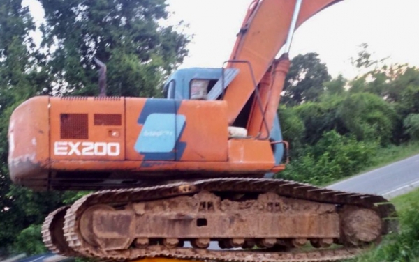 HITACHI EX 200-2 บอดี้สวยเดิมๆพร้อมใช้งานได้เลย เอกสารเล่มทะเบียนครบ ช่วงล่างเเน่น โซ่ใบสภาพเต็มดีประมาณ 70\% พร้อมใช้งาน
