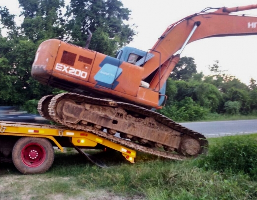 HITACHI EX 200-2 บอดี้สวยเดิมๆพร้อมใช้งานได้เลย เอกสารเล่มทะเบียนครบ ช่วงล่างเเน่น โซ่ใบสภาพเต็มดีประมาณ 70\% พร้อมใช้งาน