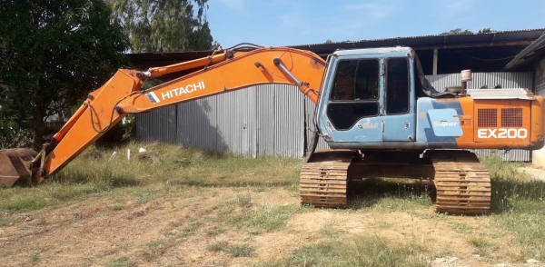 HITACHI EX 200-2 บอดี้สวยเดิมๆพร้อมใช้งานได้เลย เอกสารเล่มทะเบียนครบ ช่วงล่างเเน่น โซ่ใบสภาพเต็มดีประมาณ 70\% พร้อมใช้งาน