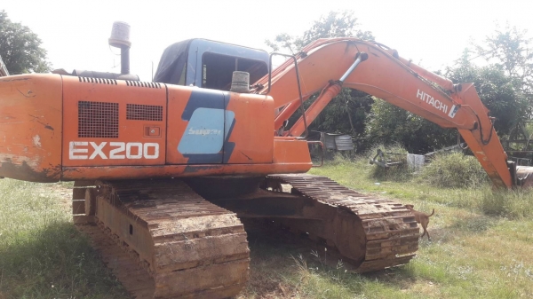 HITACHI EX 200-2 บอดี้สวยเดิมๆพร้อมใช้งานได้เลย เอกสารเล่มทะเบียนครบ ช่วงล่างเเน่น โซ่ใบสภาพเต็มดีประมาณ 70\% พร้อมใช้งาน