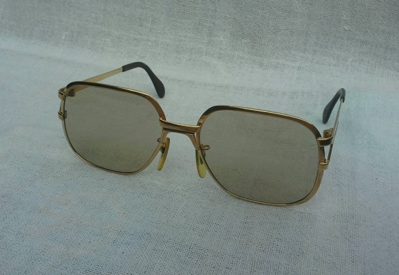 แว่นตาเยอรมันตะวันตก ยุค '60s 'กรอบทอง KGP สีน้ำผึ้ง' อะร้าอร่าม ! หายาก ! โคตรเลนส์ก แว่นตาเยอรมันตะวันตก ยุค '60s 'กรอบทอง KGP สีน้ำผึ้ง' อะร้าอร่าม ! หายาก ! โคตรเลนส์ก