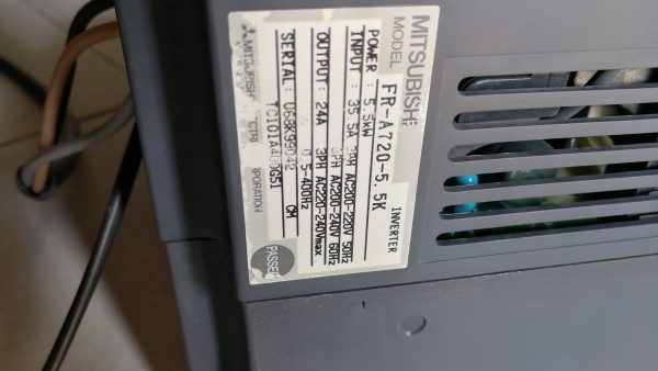 อินเวอร์เตอร์มิตซู7.5แรงไฟบ้านเข้า220v1เฟส 2สาย ออก3เฟส3สาย เข้ามอเตอร์3สายได้เลยครับ