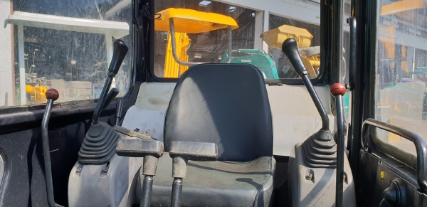 ขาย รถขุด KOMATSU รุ่น PC30-7- มือสองญี่ปุ่น แทรกเหล็ก สลัก บูทเอวแน่น 100\% คันนี้ มาพร้อม หัวเก๋ง-ไลน์กระแทก สวยพร้อมใช้งาน มือถือ 0818753444