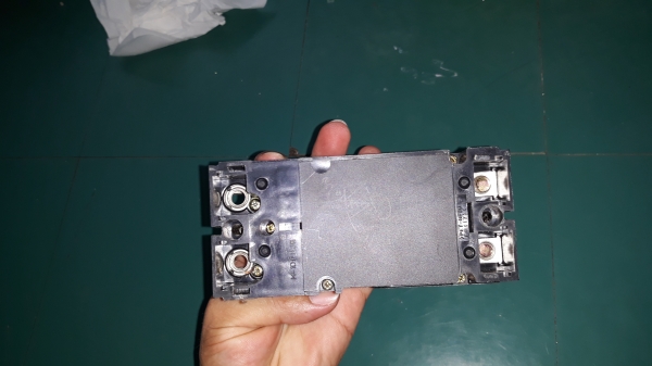 ขายเบรกเกอร์MISUBHISI ขนาด 100AMP ขาดน๊อต2ตัวเก่าเก็บ ขายเบรกเกอร์MISUBHISI ขนาด 100AMP ขาดน๊อต2ตัวเก่าเก็บ