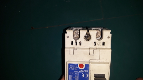 ขายเบรกเกอร์MISUBHISI ขนาด 100AMP ขาดน๊อต2ตัวเก่าเก็บ ขายเบรกเกอร์MISUBHISI ขนาด 100AMP ขาดน๊อต2ตัวเก่าเก็บ