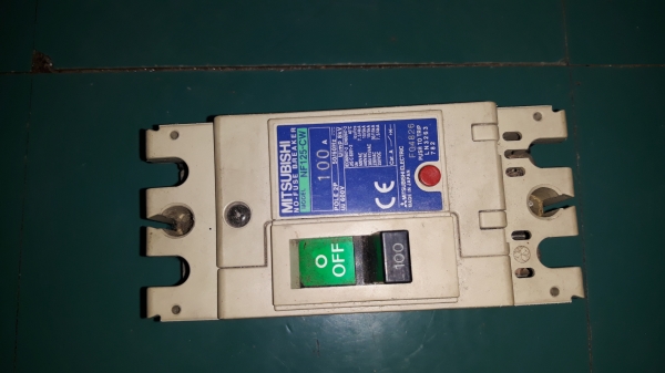 ขายเบรกเกอร์MISUBHISI ขนาด 100AMP ขาดน๊อต2ตัวเก่าเก็บ