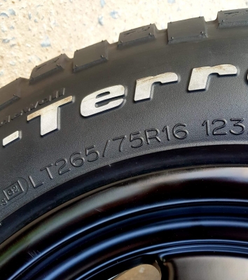 ขายล้อลาย Breadley V พร้อมยาง BF KM2 265/75/16