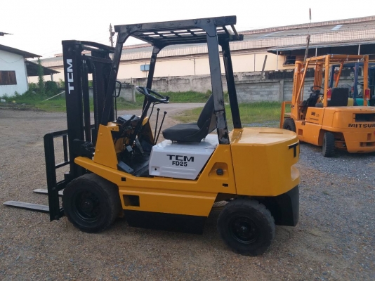 ขายรถยก TCM FD25 Z2S เครื่องดีเซล C240  เสาสูง 3 เมตร ยกได้ 2.5 ตัน เกียร์ธรรมดา ยางตันหน้า-หลัง รถนอกนำเข้า ติดต่อ 098-7962549