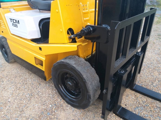 ขายรถยก TCM FD25 Z2S เครื่องดีเซล C240  เสาสูง 3 เมตร ยกได้ 2.5 ตัน เกียร์ธรรมดา ยางตันหน้า-หลัง รถนอกนำเข้า ติดต่อ 098-7962549