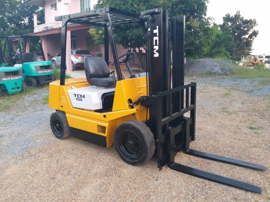 ขายรถยก TCM FD25 Z2S เครื่องดีเซล C240  เสาสูง 3 เมตร ยกได้ 2.5 ตัน เกียร์ธรรมดา ยางตันหน้า-หลัง รถนอกนำเข้า ติดต่อ 098-7962549