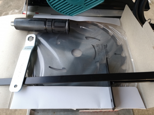 ขายเลื่อยวงเดือน​ 9​ นิ้ว​ ยี่ห้อ​ MAKITA​ รุ่น​ N5900B