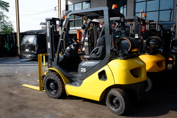 ขายรถโฟร์คลิฟท์มือสองสภาพดี ขายรถโฟร์คลิฟท์มือสองสภาพดี