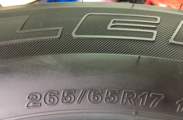 ยางป้ายแดง Bridgestone 265-65-17 ปี 18 หนานิ่ม เต็มๆ มีตุ่ม ยางป้ายแดง Bridgestone 265-65-17 ปี 18 หนานิ่ม เต็มๆ มีตุ่ม