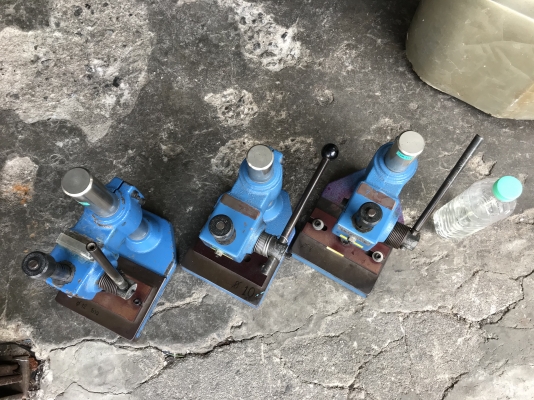 ( เหลือ 1ตัวครับ )ขายแท่นปั๊มชิ้นงาน ขนาดเล็ก made in Japan สภาพสวย แท่นแน่น ปรับระดับได้ มี 3ตัว ราคาตัวละ 1,600 บาท