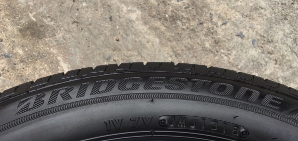 ยางป้ายแดง Bridgestone 185-55-16 ปี 18 ดอกเต็มๆ ตุ่มเด้ง เส้นสีชัด ยางป้ายแดง Bridgestone 185-55-16 ปี 18 ดอกเต็มๆ ตุ่มเด้ง เส้นสีชัด