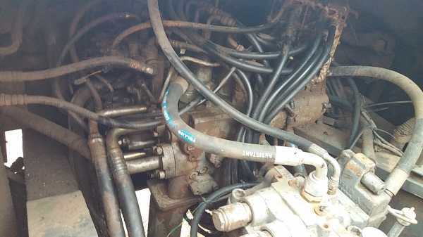 ขาย 999,999 แม็คโคร HITACHI zx 200-3 เล่มทะเบียน ไฟฟ้าครบ หน้าจอลาย เครื่องดี ปั้มแรง เอวแน่น ช่วงล่างแน่น โซ่ปานกลาง รอนเลอร์ดี  รถอยู่ กทม. 090-772-3710 090-772-3708