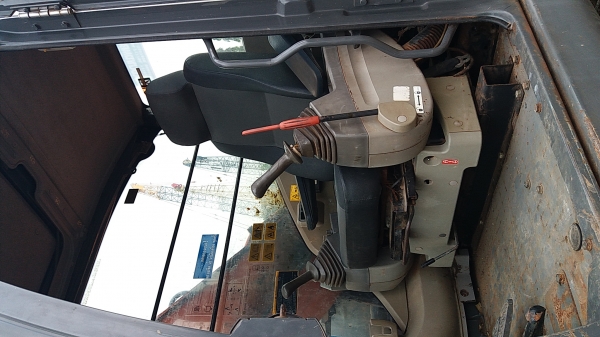 ขาย 999,999 แม็คโคร HITACHI zx 200-3 เล่มทะเบียน ไฟฟ้าครบ หน้าจอลาย เครื่องดี ปั้มแรง เอวแน่น ช่วงล่างแน่น โซ่ปานกลาง รอนเลอร์ดี  รถอยู่ กทม. 090-772-3710 090-772-3708