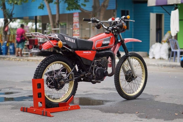 ร้าน วุฒิ นนบุรี ขาย Yamaha DT175mx 1978