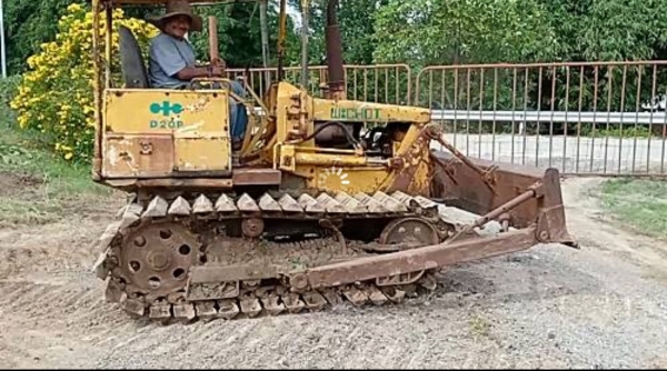 ขายด่วน Komatsu D20P สภาพพร้อมใช้ค่ะ