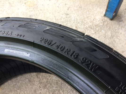 ยาง Nitto 225-40-18 ปี 16 2 เส้น 2000 ไม่มีปะไม่บวมไม่กินข้างดอกยางเหลือเยอะเอาไปวิ่งกันใด้อีกยาวค่ะ