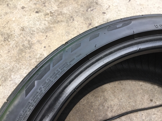 ยาง Nitto 225-40-18 ปี 16 2 เส้น 2000 ไม่มีปะไม่บวมไม่กินข้างดอกยางเหลือเยอะเอาไปวิ่งกันใด้อีกยาวค่ะ