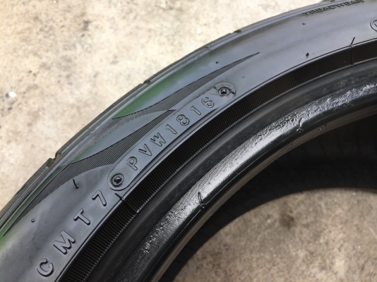 ยาง Nitto 225-40-18 ปี 16 2 เส้น 2000 ไม่มีปะไม่บวมไม่กินข้างดอกยางเหลือเยอะเอาไปวิ่งกันใด้อีกยาวค่ะ