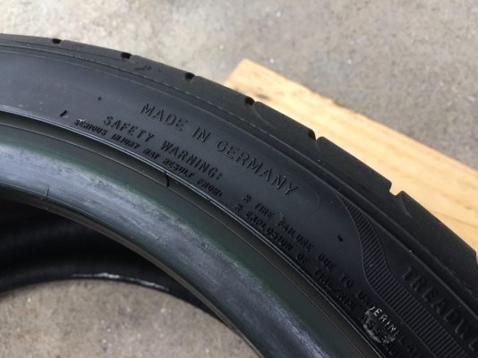 ยาง Goodyear 255-35-18 ปี 12 2 เส้น 1200 ไม่บวมไม่กินข้างดอกยางเหลือเยอะเอาไปวิ่งกันใด้อีกยาวค่ะ