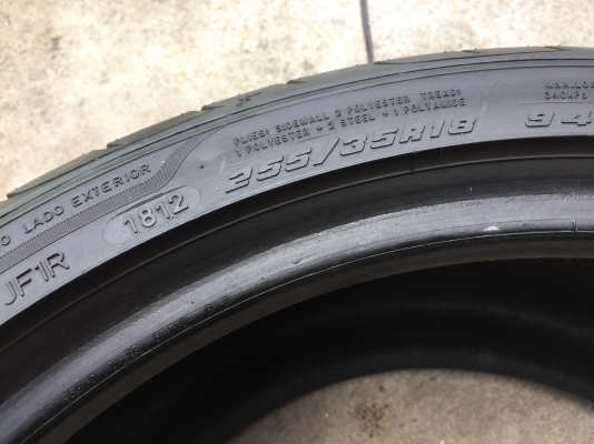 ยาง Goodyear 255-35-18 ปี 12 2 เส้น 1200 ไม่บวมไม่กินข้างดอกยางเหลือเยอะเอาไปวิ่งกันใด้อีกยาวค่ะ