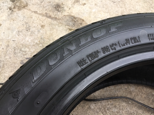 ยาง Dunlop 225-50-17 ปี 15 2 เส้น 1500 สวยๆไม่บวมไม่กินข้างดอกยางเหลือเยอะเอาไปวิ่งกันใด้อีกยาวค่ะ