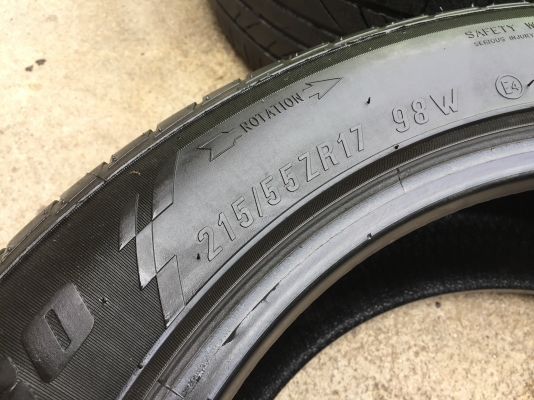 ยาง MAXXIS 215-55-17 ปี 17 2 เส้น 2000 สวยๆไม่มีปะไม่บวมไม่กินข้างดอกยางเหลือเยอะเอาไปวิ่งกันใด้อีกย