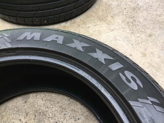 ยาง MAXXIS 215-55-17 ปี 17 2 เส้น 2000 สวยๆไม่มีปะไม่บวมไม่กินข้างดอกยางเหลือเยอะเอาไปวิ่งกันใด้อีกย