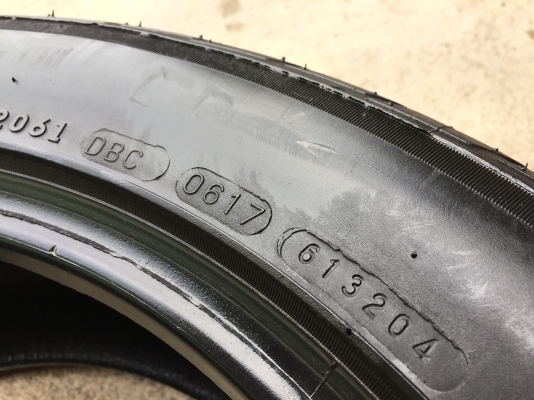 ยาง MAXXIS 215-55-17 ปี 17 2 เส้น 2000 สวยๆไม่มีปะไม่บวมไม่กินข้างดอกยางเหลือเยอะเอาไปวิ่งกันใด้อีกย