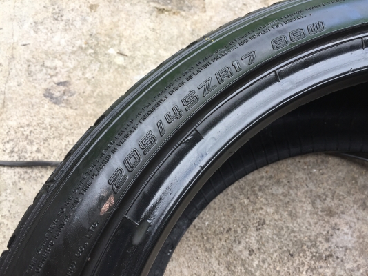 ยาง Dunlop 205-45-17 ปี 16 1 ปี 15 1 2 เส้น 1500 ไม่มีปะไม่บวมไม่กินข้างดอกยางเหลือเยอะเอาไปวิ่งกันใ