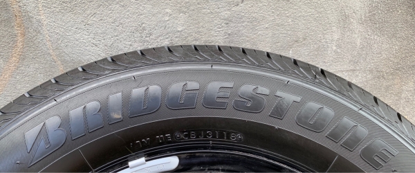 ยางป้ายแดง 215-65-16 Bridgestone ปี 18 ดอกเต็มๆ มีตุ่มทุกเส้น