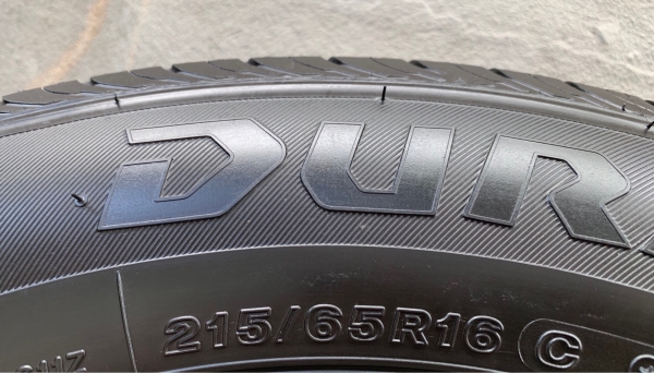 ยางป้ายแดง 215-65-16 Bridgestone ปี 18 ดอกเต็มๆ มีตุ่มทุกเส้น