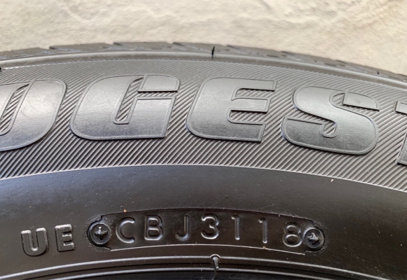 ยางป้ายแดง 215-65-16 Bridgestone ปี 18 ดอกเต็มๆ มีตุ่มทุกเส้น