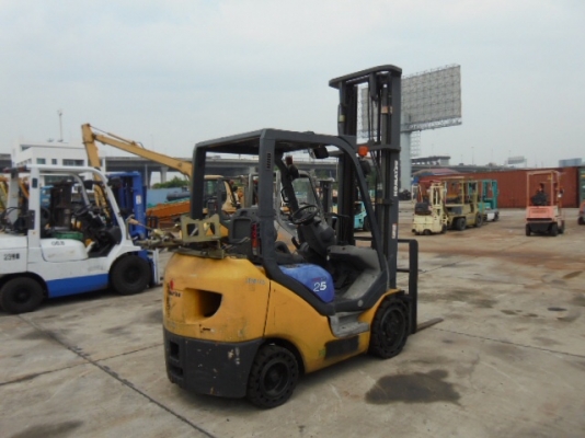 รถยกโคมัสสึ น้ำหนักยก 2.5 ตัน เสาสูง 5 เมตร เบนซินติดแก๊ส รถนอกนำเข้า