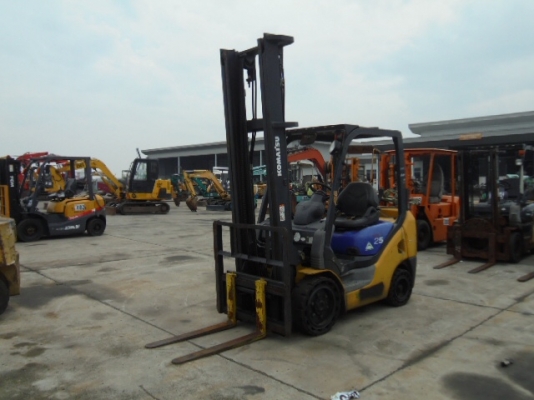 รถยกโคมัสสึ น้ำหนักยก 2.5 ตัน เสาสูง 5 เมตร เบนซินติดแก๊ส รถนอกนำเข้า