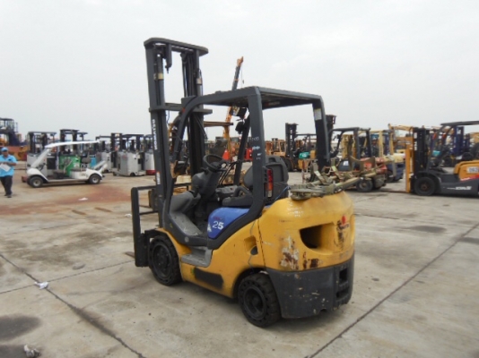 รถยกโคมัสสึ น้ำหนักยก 2.5 ตัน เสาสูง 5 เมตร เบนซินติดแก๊ส รถนอกนำเข้า