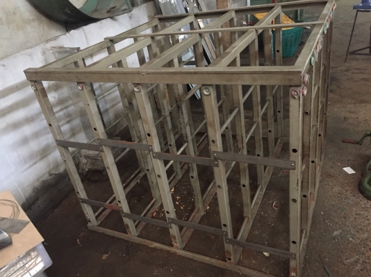 ชั้นวางสิ่งของอะไรก็ได้ กว้าง 4 ฟุต สี่เหลี่ยม สูง 1 เมตร  โครงสร้างเหล็กหนา 1.5