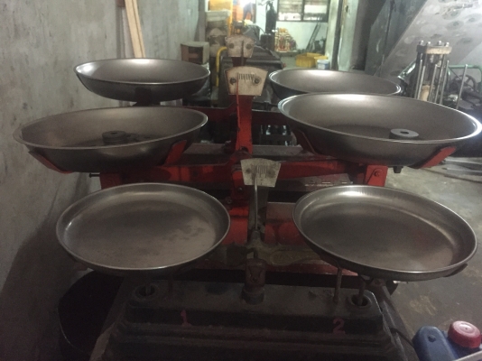 ตาชั่งนับจำนวนมีทั้งหมด 3 เครื่อง  ตัวใหญ่ 2 เครื่อง ตัวเล็ก 1 เครื่อง ขายเหมา 3000 บาท โทร 0851191744