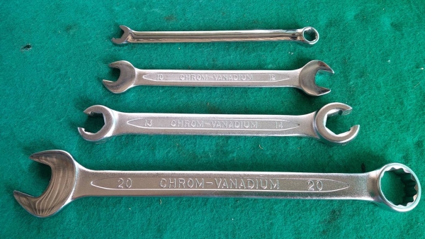 ประแจปากตาย,แหวน,แหวนผ่า ยี่ห้อ johnesway เบอร์ 8,10,12,13,14,20 งานใต้หวัน ของใหม่ ไม่มีตำหนิ เก่าเก็บ 1 ชุด มี 4 ชิ้น ชุดละ 150 บาทรวมส่งพัสดุธรรมดา มี 26 ชุดค่ะ