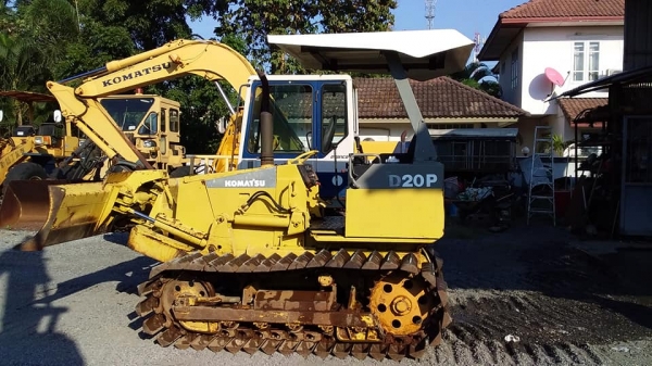 D20p-7รถแทรกเตอร์ยี่ห้อkomatsu-ระบบใบมีดสไลด์6ทิศทาง เก่านอก สนใจโทร081-989-1989หรั่งครับ