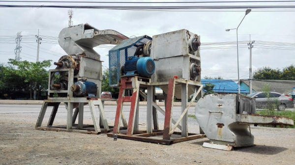 เครื่องโม่พลาสติก ขนาด 30 HP ใบมีดเล็บเสือ ยาว 60 cm ไฟ 380V เข้ามา 2 ตัว (ติดไม่หมุนขายตามสภาพ)